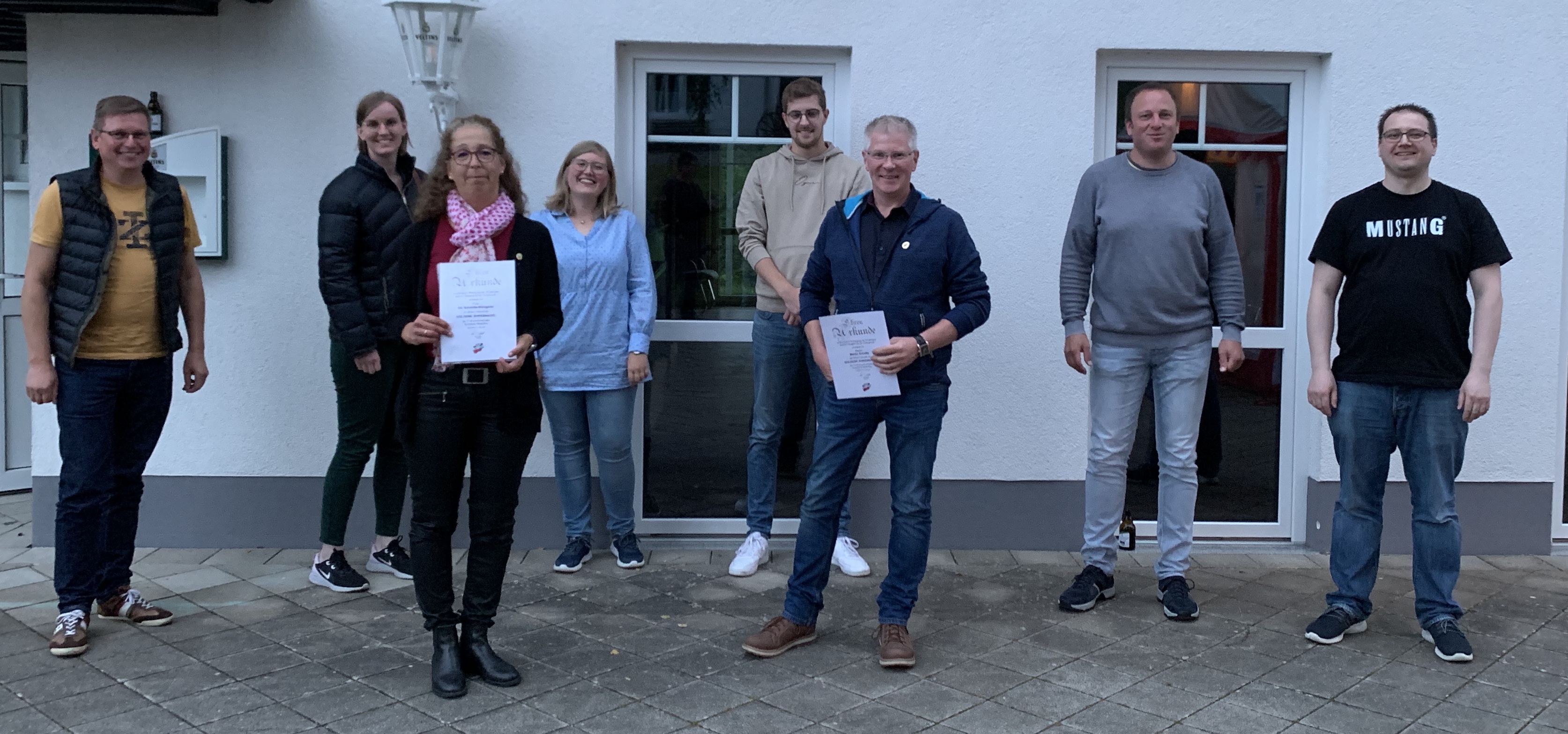 v.l. Bernhard Pape (Übungsleiter), Anne Bremke (Beisitzerin), Iris Schmitte-Büngener (40 Jahre Mitgliedschaft), Christina Dünnebacke (Schriftführerin, Jugendvorsitzende), Matthias Struwe (Beisitzer, stv. Jugendvorsitzender), Martin Schulte (40 Jahre Mitgliedschaft), Christoph Quinkert (Beisitzer), Markus Heberling (1. Vorsitzender) Jugendversammlung und Generalversammlung 2021